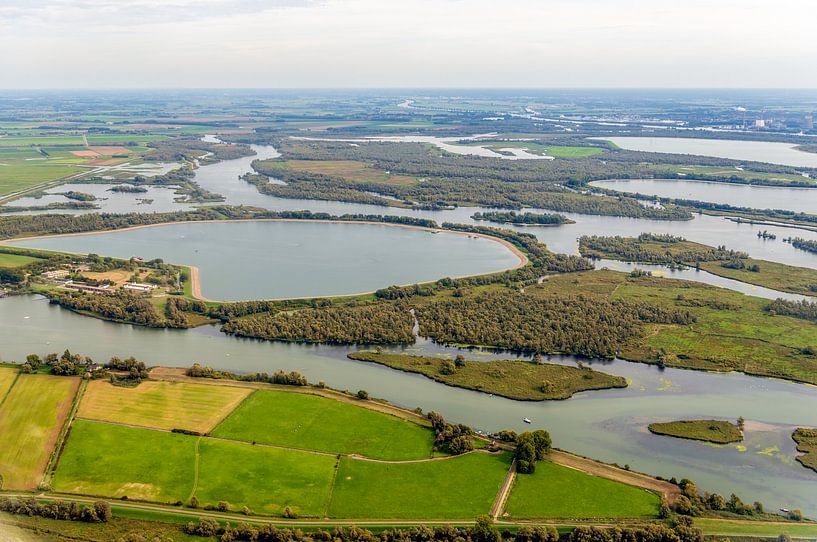 Luchtfoto van de waterbekkens in een Nederlands natuurgebied Biesbosch van Ruud Morijn