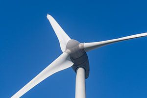 Windkraftanlage mit klarem blauem Himmel im Hintergrund von Sjoerd van der Wal Fotografie