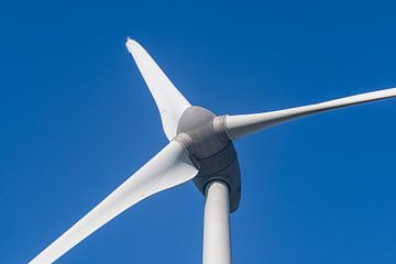 Windturbine met een helderblauwe lucht op de achtergrond van Sjoerd van der Wal