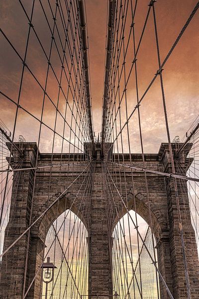 Brooklyn brigde tegen wolken gekleurd door een vurige zonsondergang van Anita Meis