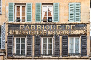 Traditionele Franse façade met tekst