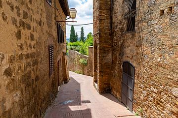 Oud steegje in een dorp in Toscane