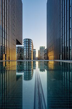 Düsseldorf - Der Medienhafen in der Abenddämmerung
