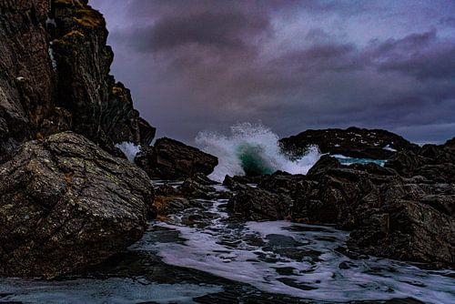 Stormwinden raken de rotsachtige kust