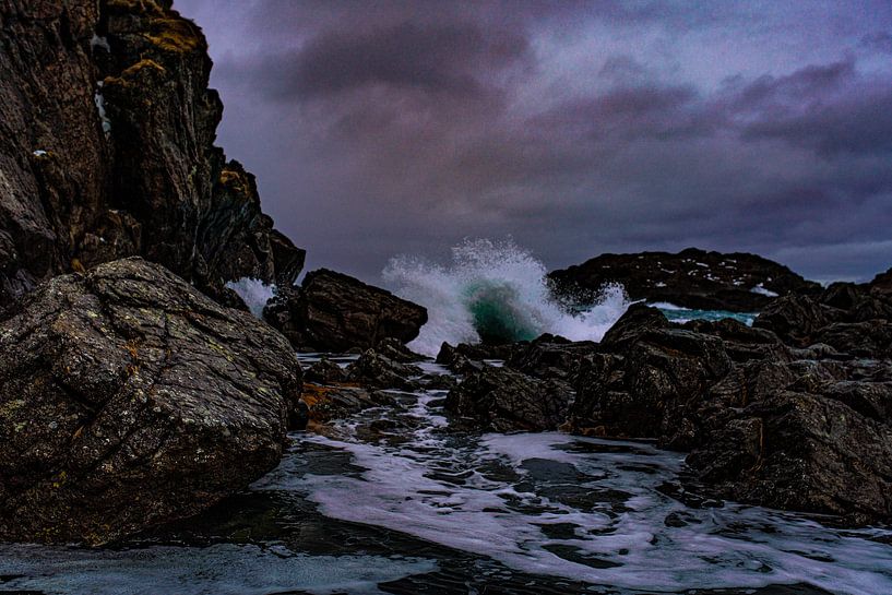 Stormwinden raken de rotsachtige kust van Kai Müller