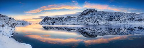 Coucher de soleil sur un fjord en Norvège.