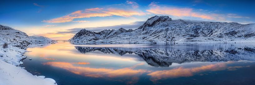 Zonsondergang op de fjord in Noorwegen. van Voss Fine Art Fotografie