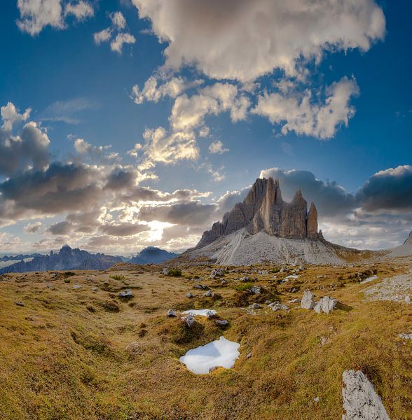 Les Drei Zinnen avec des restes de neige dans une prairie, Auronzo di Cadore, Belluno, Italie par Rene van der Meer