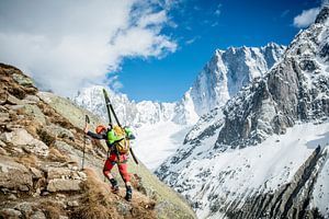 Bergsteiger mit Skiern im Anflug auf Grand Jorasses   von Ruben Dario