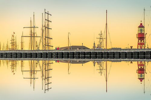 Der Hafen von Harlingen vom Strand aus gesehen bei Sonnenuntergang von Harrie Muis