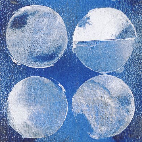 Blauwe cirkels. Moderne abstracte kunst in blauw, wit, roestbruin.