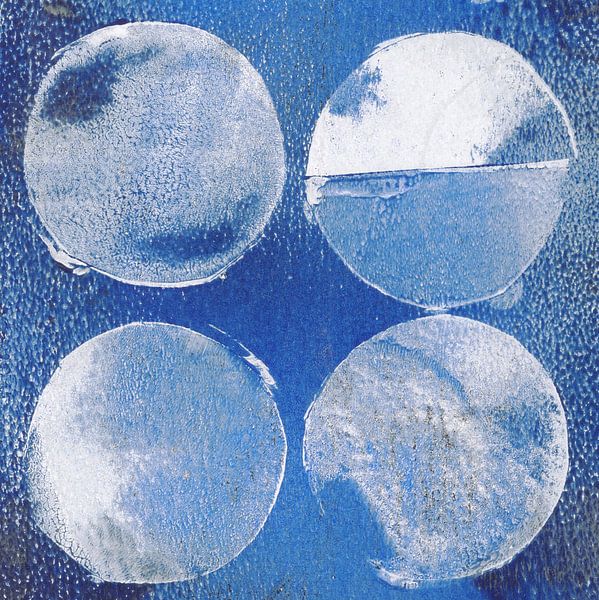 Blaue Kreise. Moderne abstrakte Kunst in blau, weiß, rostbraun. von Dina Dankers
