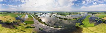 Hoogwater in de IJssel in Ravenswaarden, in 360° vanuit de lucht van Paul Oostveen