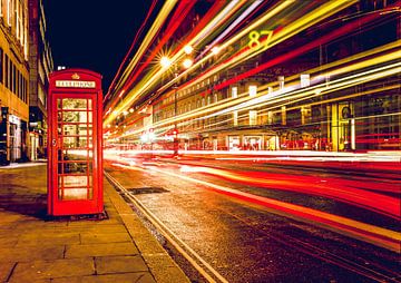 Telefooncel bij nacht , Londen, Verenigd Koninkrijk van Roger VDB