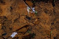 Rostbrauner abstrakter Grabenboden