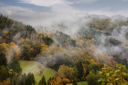 Herfst met mist in de bergen