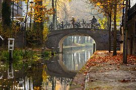 Cyclistes sur le pont Magdalena au-dessus du Nieuwegracht à Utrecht (couleur) sur André Blom Fotografie Utrecht
