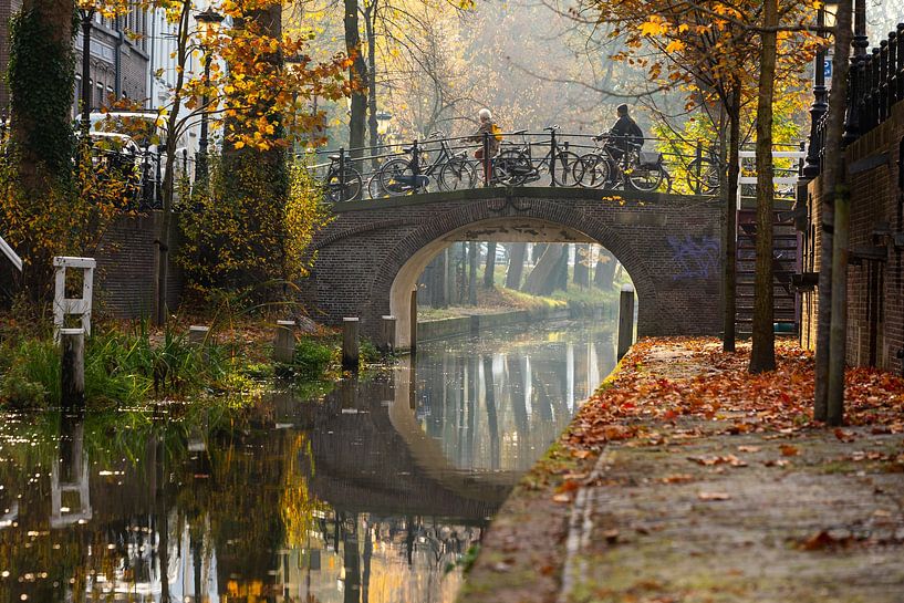 Radfahrer auf der Magdalena-Brücke über die Nieuwegracht in Utrecht (Farbe) von André Blom Fotografie Utrecht