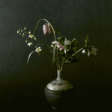 Blumenstrauß in Retro-Tönen, Blumenstillleben von Hanneke Luit