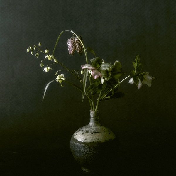 Bouquet dans les tons rétro, nature morte florale par Hanneke Luit