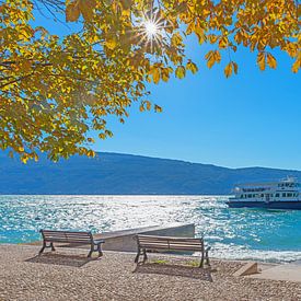 Passagierschiff auf dem Gardasee. Badestrand Gargnanon von SusaZoom