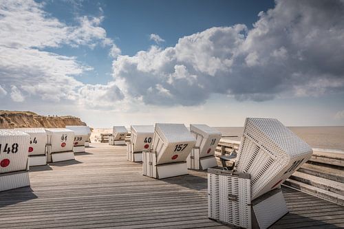 Platform met strandstoelen bij de Rote Kliff in Kampen, Sylt