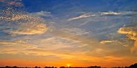 Panorama eines schönen orangenen Sonnenuntergangs mit Landschaftssilhouette
