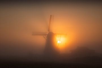 Stilte in de mist – Molen Koningslaagte in Groningen bij zonsopkomst van KB Design & Photography (Karen Brouwer)