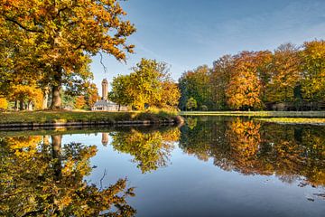 Jachtshuis St Hubertus omgeven door herfstkleuren van Frans Lemmens