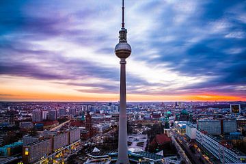 Fernsehturm Berlin bei Sonnenuntergang von Leon Weggelaar