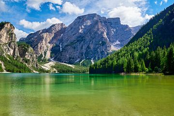 Le lac Pragser Wildsee dans les Dolomites