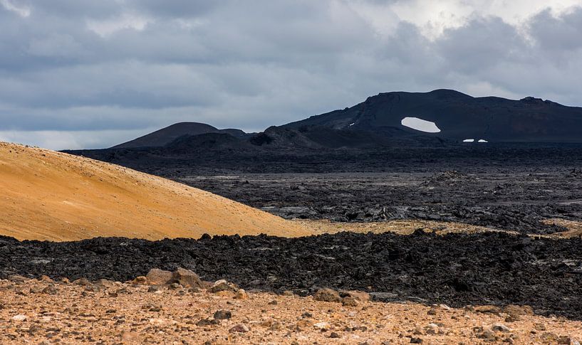 Zwart landschap op IJsland van Daan Kloeg