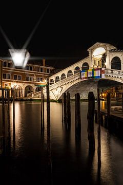 VENICE Rialto Bridge at Night  van Melanie Viola