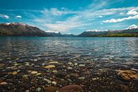 Kristalhelder water van het Nahuel Huapi-meer in Argentinië