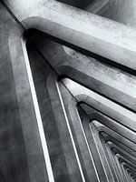 Abstracte betonconstructies op het treinstation van Luik (Gare de Liège-Guillemins)