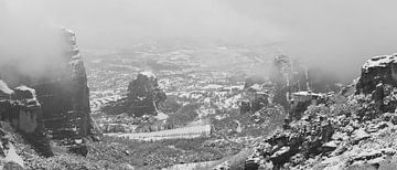 Meteora Kloosters - Sneeuwlandschap met laaghangende bewolking van Teun Ruijters