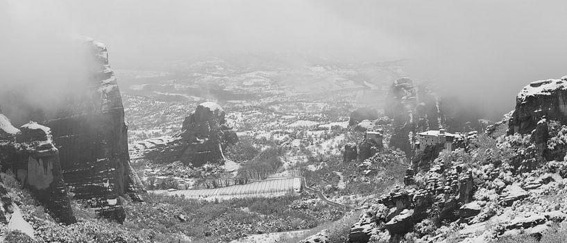 Meteora Klöster - Schneelandschaft mit tief hängenden Wolken von Teun Ruijters