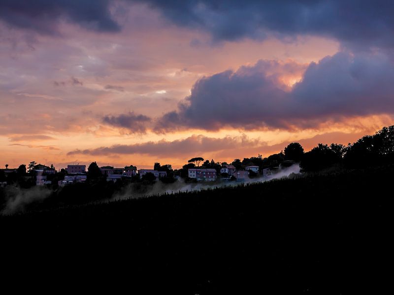 Landschap tijdens kleurrijke zonsondergang van DafnePhoto