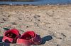 Rote Schuhe am Strand von Fartifos Miniaturansicht