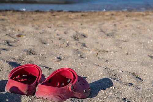 Rote Schuhe am Strand
