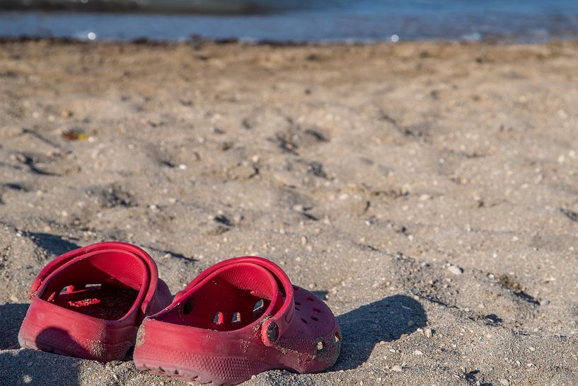 Chaussures rouges sur la plage par Fartifos