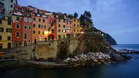 Riomaggiore - Cinque Terre - at blue hour van Teun Ruijters thumbnail