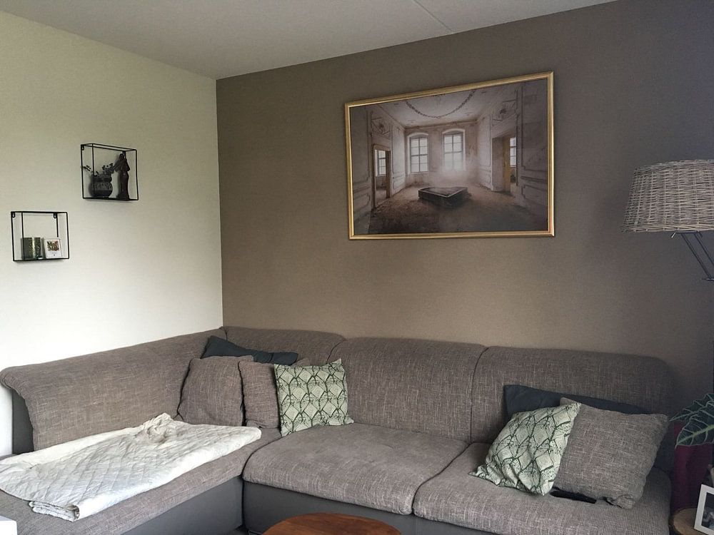 Klavier im Staub.  von Roman Robroek – Fotos verlassener Gebäude 