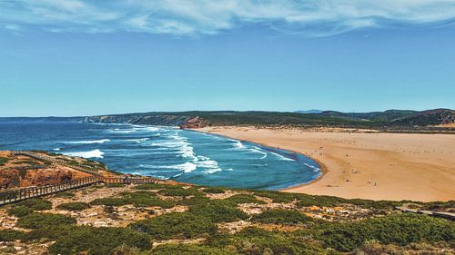 De golven spoelen aan op dit grote strand in Portugal