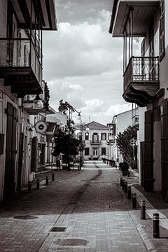 Zwart wit straatje in Cyprus (Larnaca) van Melanie (Flashpacker)