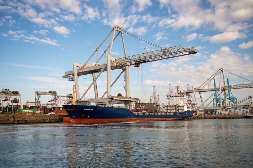 Porte-conteneurs sur le quai du port par scheepskijkerhavenfotografie