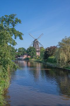 Windmolen op Knockster Tief in Hinte,Oost-Friesland,Duitsland van Peter Eckert