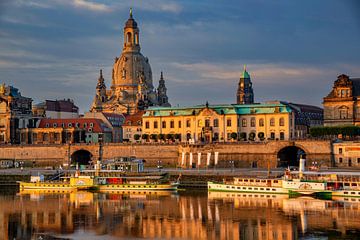 Panorama bij zonsopgang over de Elbe naar de Frauenkirche, Dresden