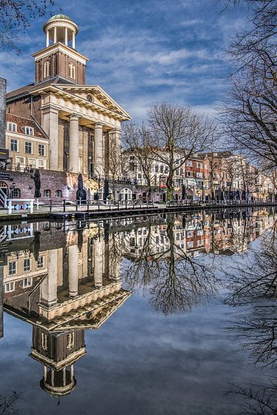 Kerk gespiegeld in de stadsgracht van Utrecht op een zonnige morgen von Harrie Muis