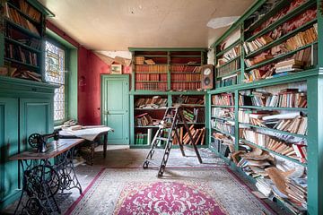 Bibliothèque de livres abandonnée. sur Roman Robroek - Photos de bâtiments abandonnés